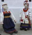 Финский девичий костюм (слева) и вепсский костюм (справа)