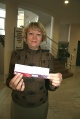 Директор югорской библиотеки - Ольга Кривошеева - демонстрирует электронный билет