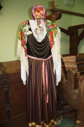 Костюм ливской женщины. Отличительная особенность - яркий платок, чепец, украшенный сзади, и бронзовые украшения