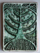 Из серии декоративных панно «Калевала»  («Древо жизни»)
Материал – белая глина, оксид меди, глазури.
Размер: 13 на 18 см
