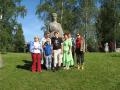 Гости Королевства Сету из  Коми и Мордовии у памятника сетуским женщинам, исполнительницам национальных песен