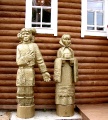 У входа в музей гостей встречают деревянные скульптуры Захара и Марины