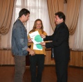 Владимир Юрковский вручает дипломы тандему победителей Наталье Белобородовой и Ивану Локтюхину