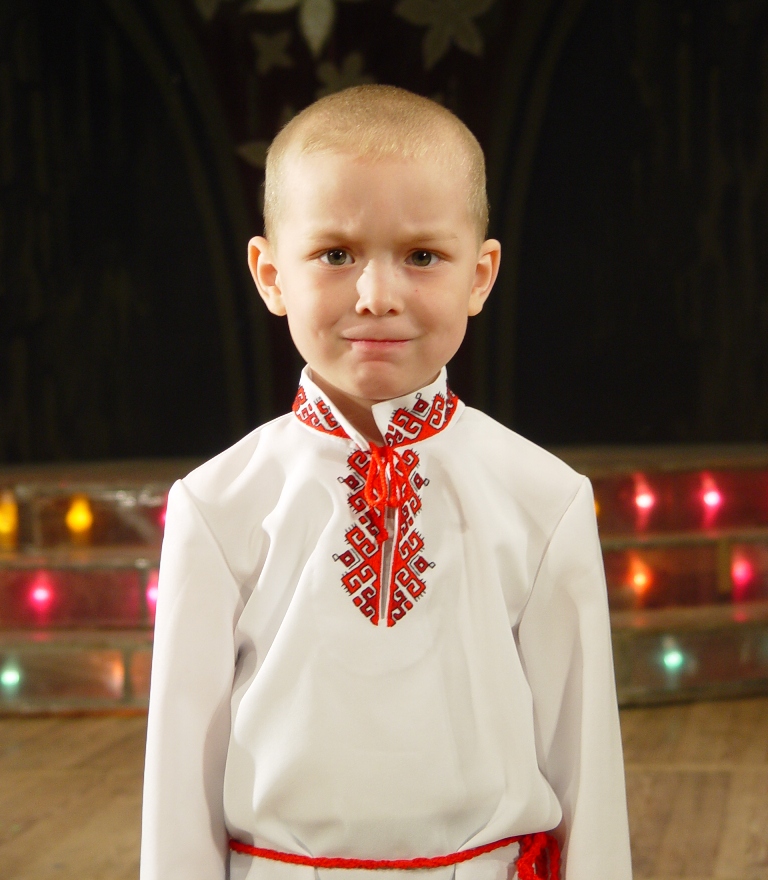 Мальчик в чувашском костюме