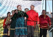 На сцене народный фольклорно-этнографический ансамбль "Русь Печорская"