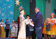 Сергей Гапликов вручает гран-при фестиваля