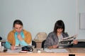 Участницы семинара по издательскому делу с интересом рассматривают газету карелов-людиков