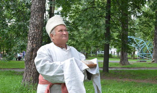 Молитва мудору среди городского шума