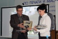 Татьяна Канева от Агентства Республики Коми по СМИ вручает памятные "издательские" подарки организаторам семинара