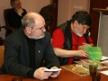 Павел Гутионтов и Валерий Хитунен знакомятся с изданиями Финно-угорского центра России